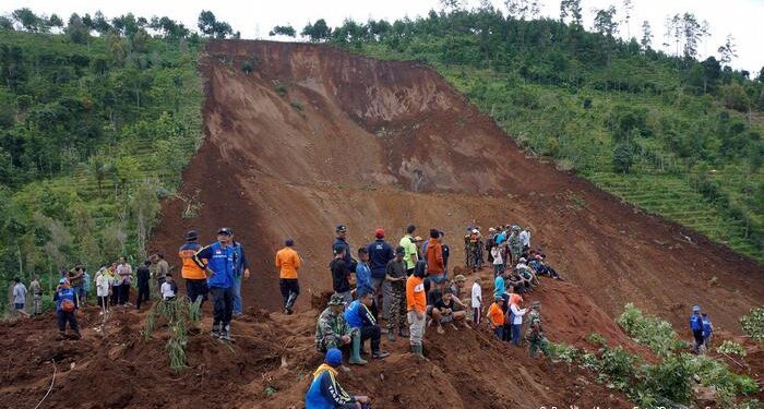 500 miners buried by landslides in Congo