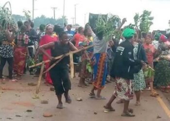 Makurdi Women Shut Down Federal Highway