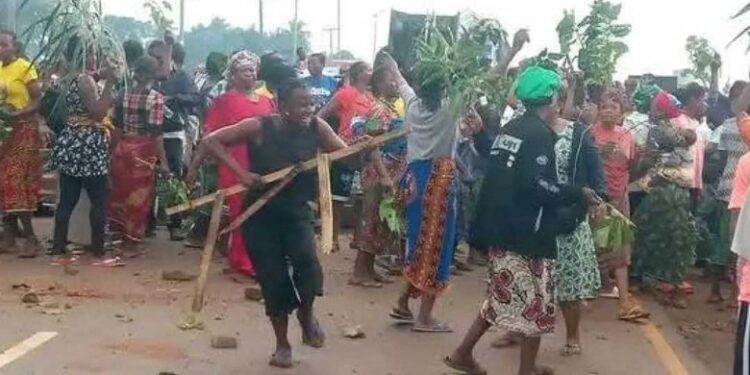 Makurdi Women Shut Down Federal Highway