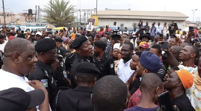 ‘Minimal force’ used against Lagos protesters blockading Third Mainland Bridge: Police