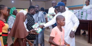 Ondo LG chairman distributes 10,000 books, bags to pupils in private, public schools