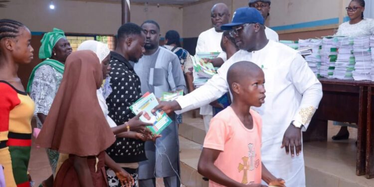 Ondo LG chairman distributes 10,000 books, bags to pupils in private, public schools