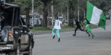 Police fire tear gas at #FreeNnamdiKanu protesters in Abuja