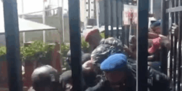 Security officers clash as Governors Bala, Makinde battle to enter PDP secretariat