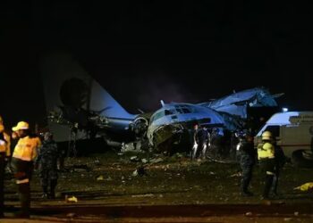 At least 15 killed after military plane carrying banknotes crashes in Bolivia