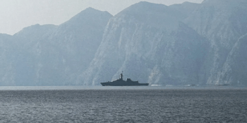 Strait of Hormuz closed, ships passing will be attacked, Iran warns