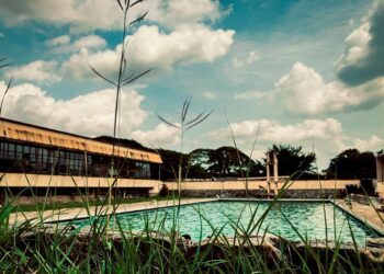 Police investigate death of teenage boy at UI swimming pool