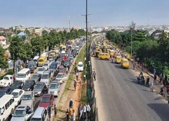 15 suspects arrested over alleged illegal trading on Lagos-Abeokuta road
