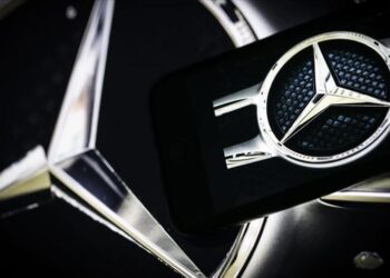 Mercedes-Benz vehicle sales fall 6% in 1st quarter, led by China