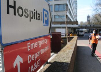 UK cancer cases reach record 400,000 a year, report warns