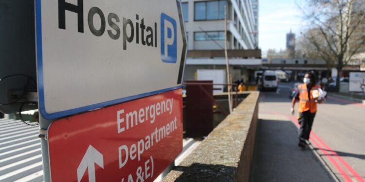 UK cancer cases reach record 400,000 a year, report warns