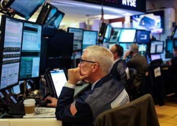 Global markets start week mixed ahead of US key data release
