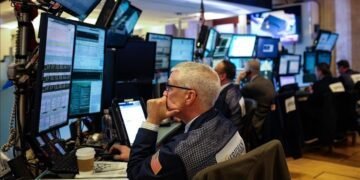 Global markets start week mixed ahead of US key data release