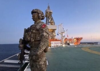 Turkish naval vessels escort drilling fleet off Somalia