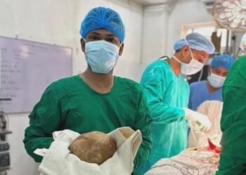Doctors remove 3.1kg bladder stone from man in Sri Lanka