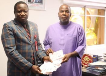 EFCC returns recovered N125 million to victim of Lagos land fraud