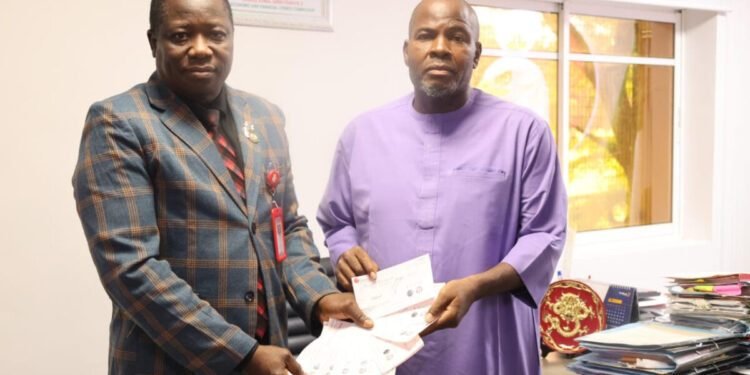 EFCC returns recovered N125 million to victim of Lagos land fraud