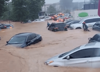 Nigeria’s capital city Abuja flooded, vehicles submerged as FCT residents accuse Wike of encroaching on green areas