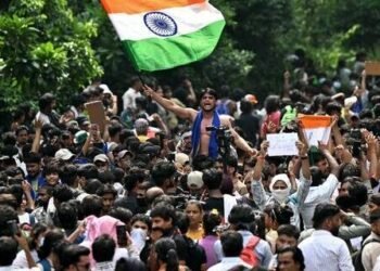 Police disperse thousands of cockroach party protesters with water cannons