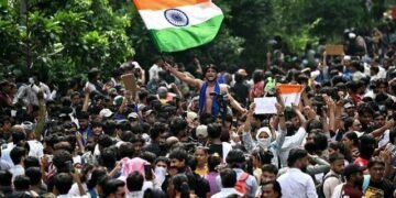 Police disperse thousands of cockroach party protesters with water cannons