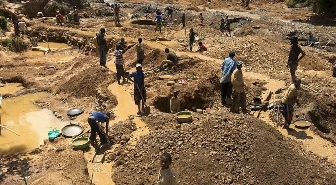 Six die in collapsed mining pit in Plateau