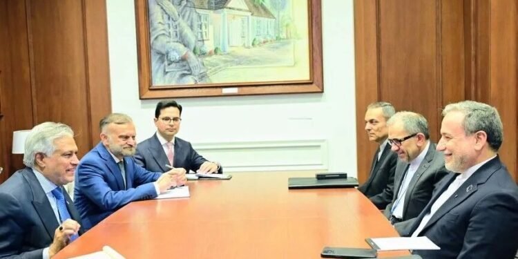 Top Pakistani, Iranian diplomats discuss developments following recent US-Iran talks
