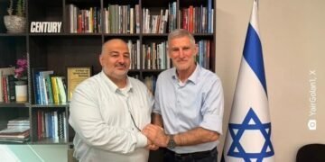 Israeli Democrats leader meets Arab party leader in bid to form ‘change government’